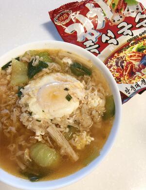 北朝鮮産の袋入り即席麺でつくったラーメン(共同)