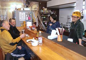 常連客と談笑する、仲太志さん(右)と玲子さん=佐渡市松ケ崎