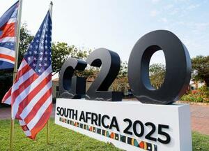 G20財務相・中央銀行総裁会議の会場に立てられた米国旗=18日、南アフリカ東部ダーバン郊外(共同)