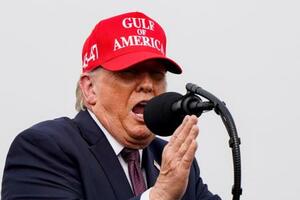 27日、米テキサス州のイベントで演説するトランプ氏(ロイター=共同)