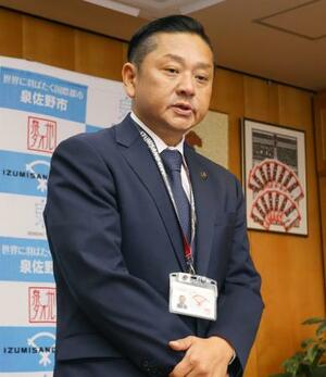 　取材に応じる大阪府泉佐野市の千代松大耕市長＝２９日午前、市役所