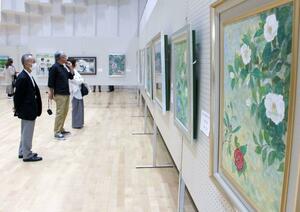 力作が並ぶ上越市美術展覧会の会場=10月6日、上越市本城町