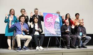 「新潟国際アニメーション映画祭」の授賞式。前列左から2人目が押山清高監督=3月20日、新潟市中央区