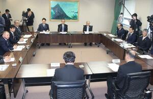 JA県厚生連への財政支援について話し合った県と病院立地9市、県厚生連のトップらによる会談=2月6日、県庁