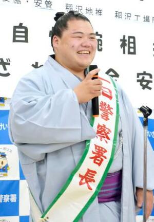愛知県警稲沢署の一日署長を務めた王鵬=6日、愛知県稲沢市