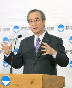新潟-上越地域の鉄道高速化やJR米坂線の復旧などについて語る花角英世知事=4月3日、県庁