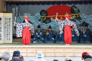 毎年9月に綾子舞会館での現地公開が行われる民俗芸能「綾子舞」=2024年9月、柏崎市女谷
