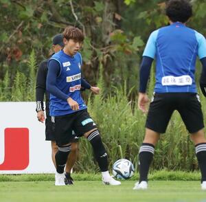 川崎戦に向けて練習に汗を流すDF渡邊泰基=聖籠町