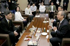 ローソンと新潟大が共同開発した菓子パンを試食する花角英世知事(手前右)=8日、県庁
