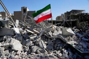 　３日、イランの首都テヘランで、攻撃を受けがれきとなった警察施設に立てられた国旗（ＡＰ＝共同）