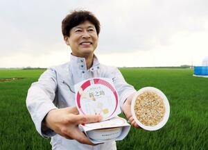 新之助玄米のパックご飯を紹介する加茂ユナイテッドの早野勝広代表取締役。海外への販売を意識し、パッケージに英語表記を添えた=加茂市下条