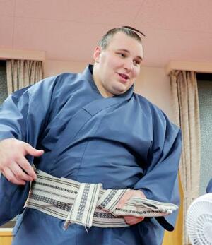 　支度部屋で笑顔を見せる安青錦＝福岡国際センター（代表撮影）