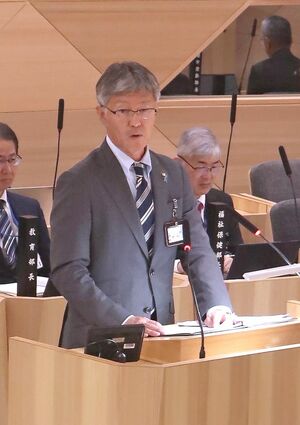 所信表明をする桜井雅浩市長=12月5日、柏崎市議会