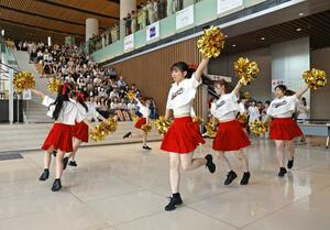 笑顔で踊り、観客を楽しませる大学生=新潟市中央区万代3