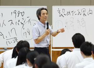 新津南高校で生徒たちに拉致問題の早期解決を訴える蓮池薫さん=17日、新潟市秋葉区
