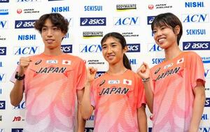 記者会見を終え、ポーズをとる(左から)三浦龍司、田中希実、広中璃梨佳=11日、東京都内