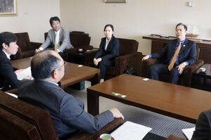 ベトナム人技能実習生の適正な派遣や雇用推進を求めるブイ・スアン・クアン氏(右)=県庁