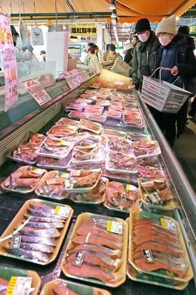 正月の食材などを買う人たちでにぎわった万代島鮮魚センター=12月30日、新潟市中央区