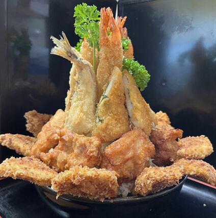 重量３キロのほっとハウス「キングカツ丼」（「阿賀町勝手に応援隊」提供）