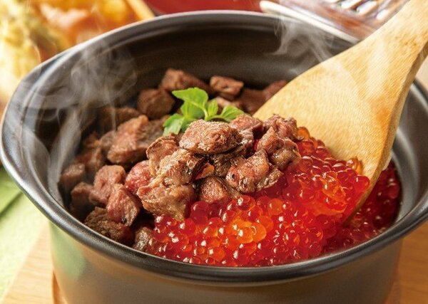 黒毛和牛とイクラの土鍋ごはん1人前 2,035円 （写真は2人前）