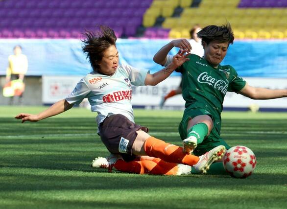 新潟Ｌ－日テレ東京Ｖ　後半、シュートを狙う新潟ＬのＦＷ児野楓香＝サンガＳ