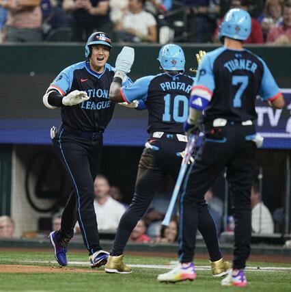 米大リーグ、オールスター戦の３回、球宴で初本塁打となる３ランを放ち笑顔で生還したドジャース・大谷翔平＝アーリントン（共同）