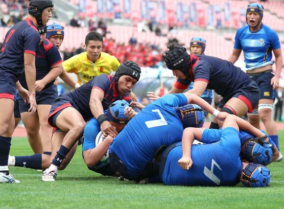 開志国際－北越　後半、北越の中村天星（中央左下・８）がトライを決め１２－１４と追い上げる＝ビッグスワン