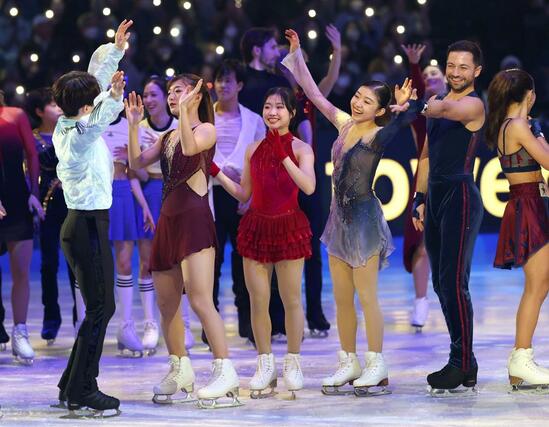 エキシビションのフィナーレに登場する中井亜美