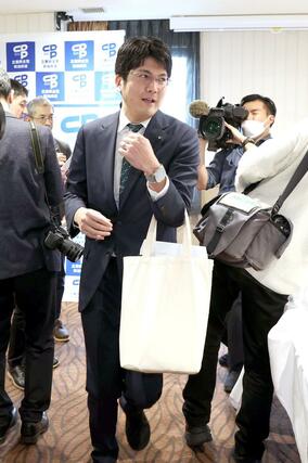 立憲民主党県連の常任幹事会の会場を後にする土田竜吾県議＝２７日午前、新潟市