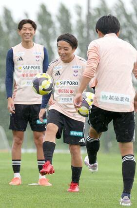 MF高木善朗(中央)=6月24日、聖籠町