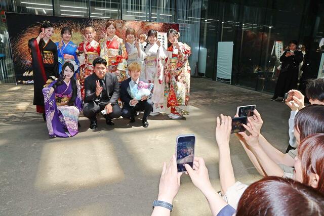 二十歳のつどい開会前に写真を撮る参加者＝３日、長岡市のアオーレ長岡