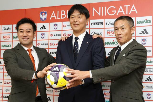 左から野澤洋輔次期社長、船越優蔵新監督、寺川能人強化本部長=ビッグスワン