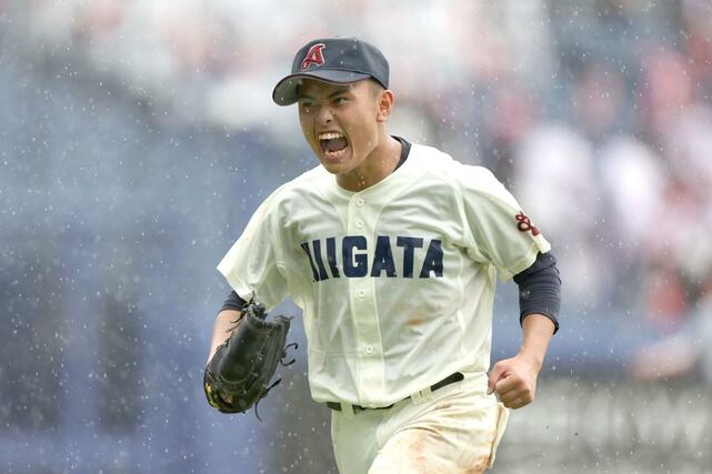 新潟－開志学園　雄たけびをあげる新潟の栗賀亜門＝エコスタ