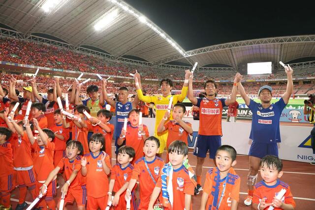 新潟ー京都　サポーターと勝利を喜ぶ新潟の選手ら＝ビッグスワン