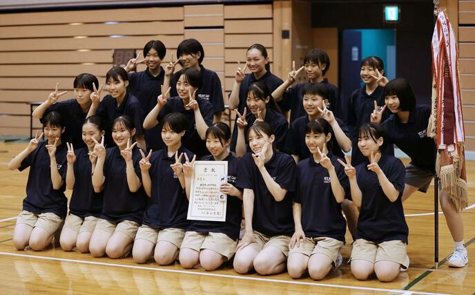 女子で県大会史上初の5連覇を成し遂げた新潟清心女のメンバー=7月13日、リージョンプラザ上越