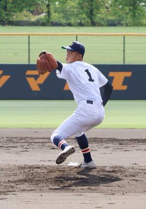 日本文理－巻　先発した日本文理の小網太陽＝９月６日、三条市パールスタ