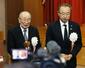追悼式後、取材に応じた佐渡市の渡辺竜五市長(右)と中野洸式典実行委員長=11月24日、佐渡市相川栄町