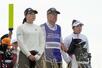 AIG全英女子オープンゴルフで、同組となった竹田麗央(左)と山下美夢有(右)=8月、ロイヤルポースコールGC(共同)