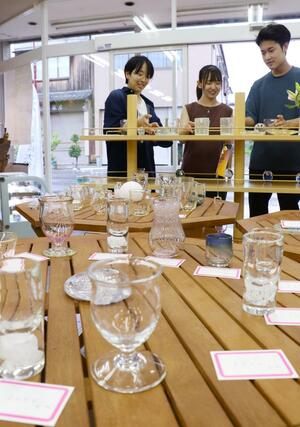秋葉硝子の商品などが並んだアンテナショップ=31日、新潟市中央区沼垂東2