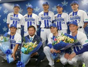 今季限りでの現役引退を決め、チームメートと写真に納まるDeNAの森唯斗投手(前列左から2人目)=21日、横浜市