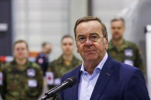 　ベルリン郊外での軍の訓練で話すドイツのピストリウス国防相＝６日（ロイター＝共同）