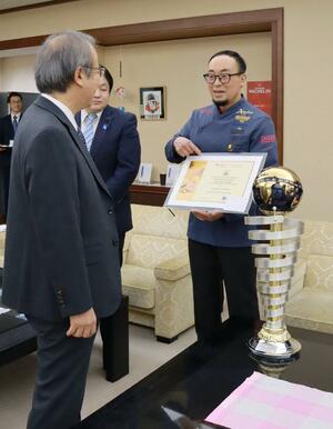 ジェラートの世界大会で優勝し、花角英世知事に喜びを語る佐久間康之さん＝県庁