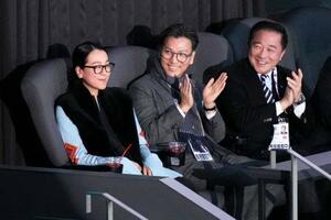 浅田真央さん(左)と並んで観戦する国際スケート連盟の金載烈会長(中央)=6日、IGアリーナ