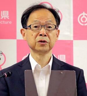 記者会見する大分県の佐藤樹一郎知事=2日午後、大分県庁