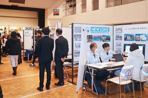 魚沼圏域の３３社・団体が自社の魅力や業務内容を説明した「おしごとマルシェ」＝南魚沼市六日町