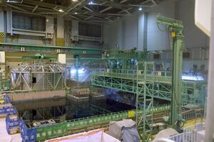 柏崎刈羽原発6号機の使用済み燃料プールと、核燃料の装填時に使用される「燃料取替機」=5月22日、柏崎刈羽原発