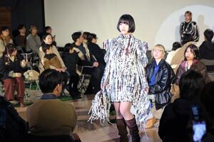 長岡造形大の学生がデザインし、制作した衣装を発表したファッションショー＝アオーレ長岡