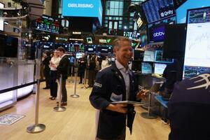 　ニューヨーク証券取引所のトレーダーら＝２０２５年１２月３０日（ゲッティ＝共同）