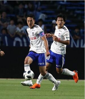 福岡戦でプレーするMF磯村亮太(6)=6月16日、レベスタ