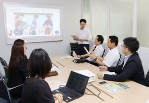 求人サイトや労務管理アプリの認知度を高めようとアイデアを出し合う、リーフラントの丸橋弘明社長（右から４人目）と社員＝新潟市中央区新光町